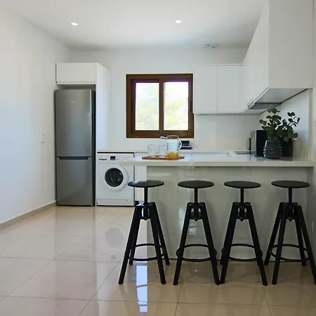 Phaedrus Living: Seaside Flat Constantinos 113 דירה